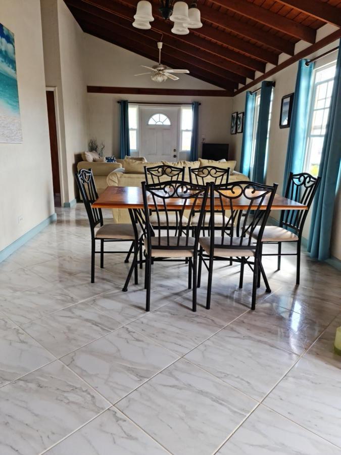 Breezy Apts Saint Philip Bagian luar foto