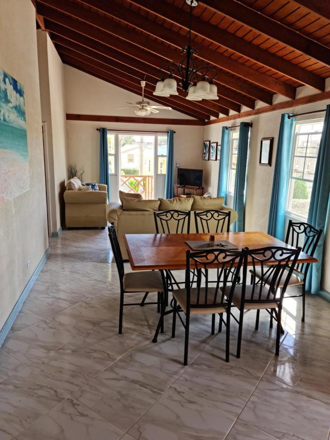 Breezy Apts Saint Philip Bagian luar foto