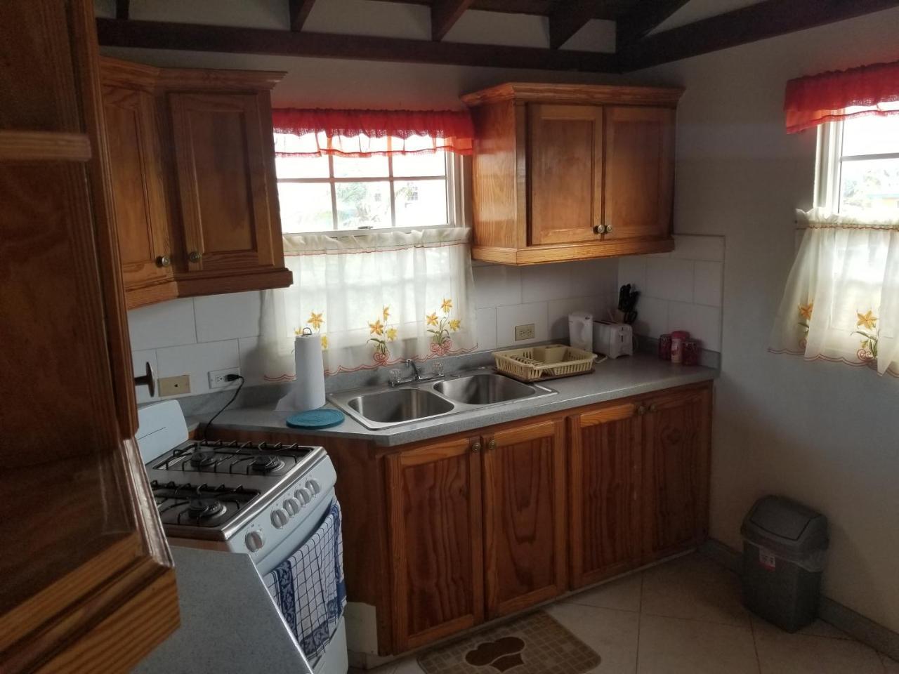 Breezy Apts Saint Philip Bagian luar foto